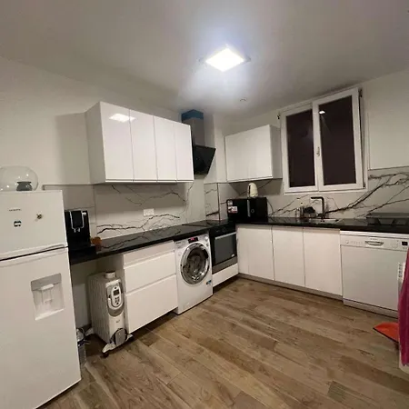 Ensemble D'Appartements A La Courneuve - Bien Desservis Et Disponibles Separement Exterior foto